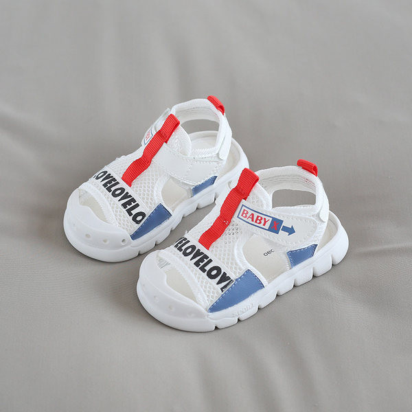 Kleebiste ja pealdisega beebivõrksandaalid