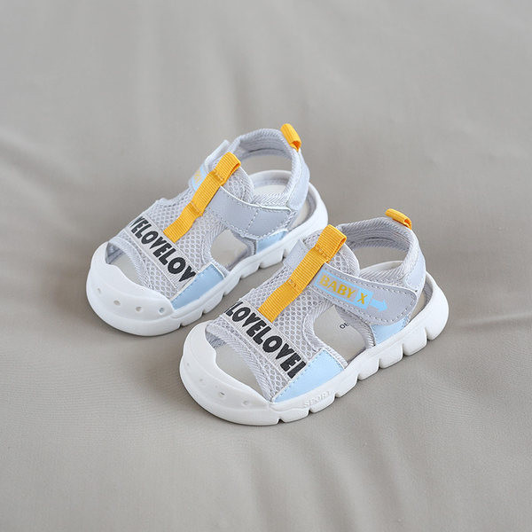 Kleebiste ja pealdisega beebivõrksandaalid