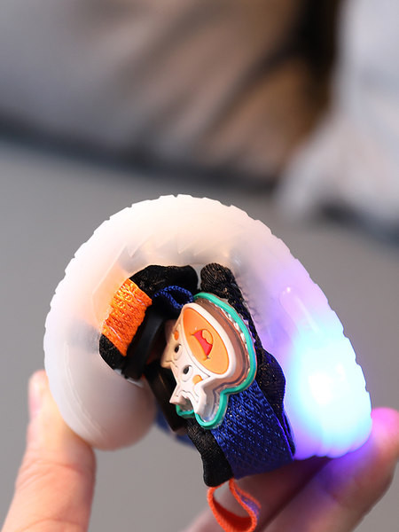 Бебешки сандали със светеща подметка и лепенки 