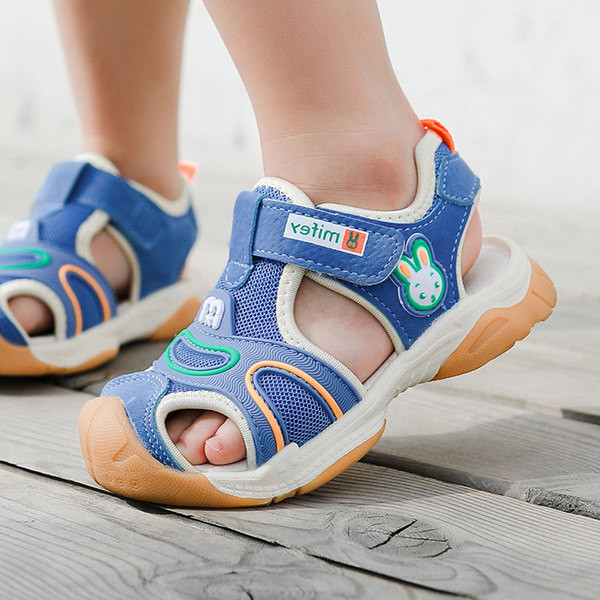 Бебешки сандали с велкро закопчаване 