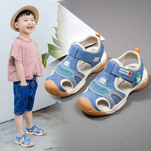 Бебешки сандали с велкро закопчаване 