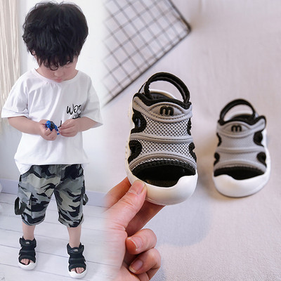Бебешки сандали с лепенка и равна подметка