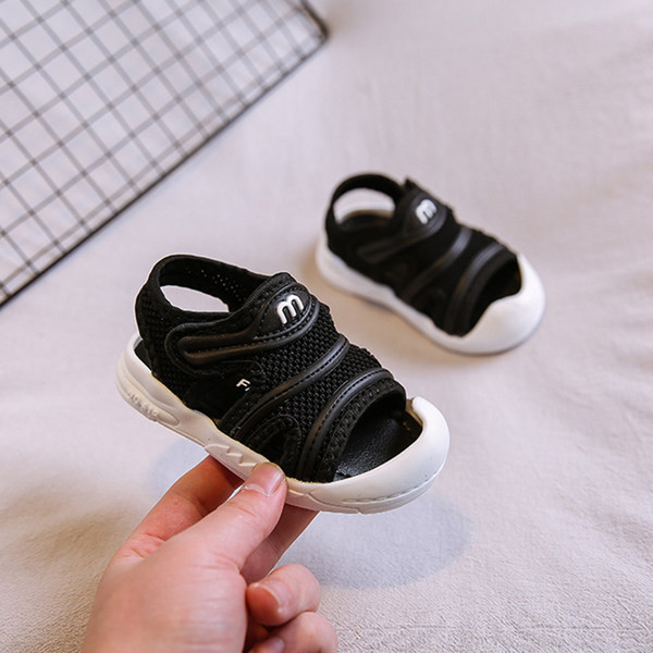 Lapiku ja lameda tallaga beebisandaalid