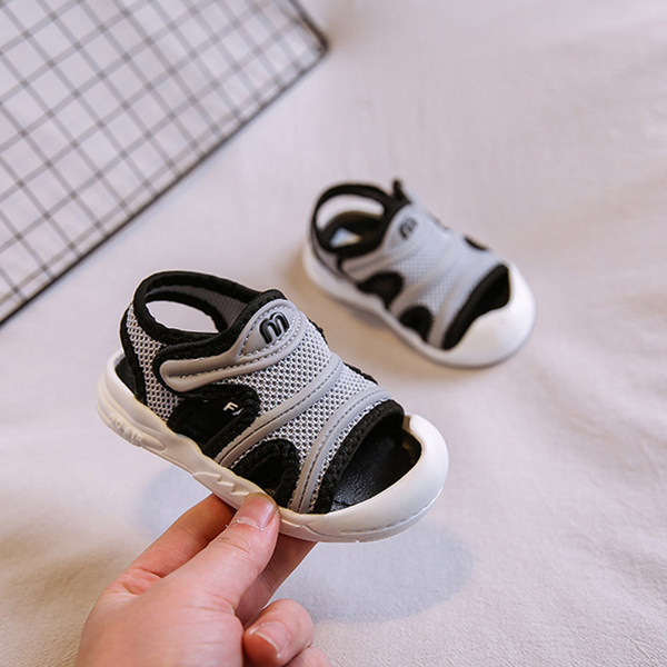 Lapiku ja lameda tallaga beebisandaalid