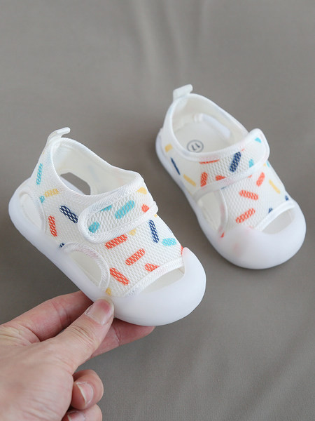 Летни бебешки обувки с цветни мотиви и велкро закопчаване