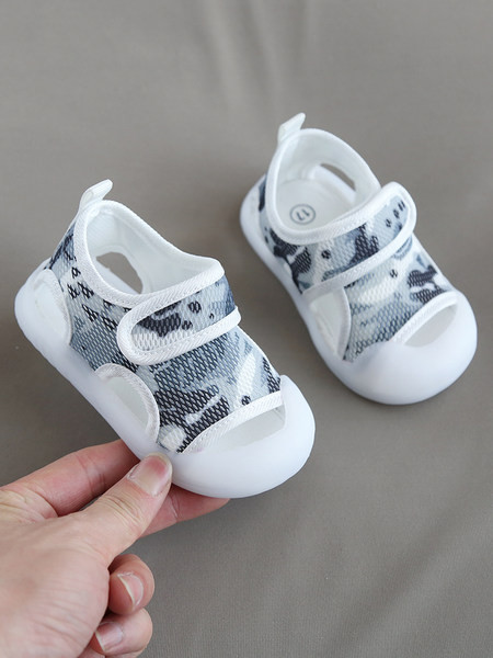 Летни бебешки обувки с цветни мотиви и велкро закопчаване