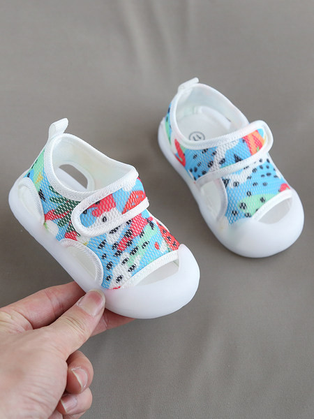 Летни бебешки обувки с цветни мотиви и велкро закопчаване
