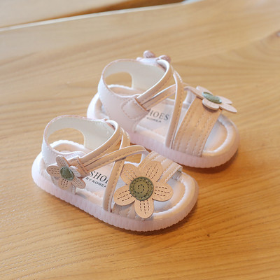 Beebi vabaaja sandaalid 3D-elemendi ja lameda tallaga