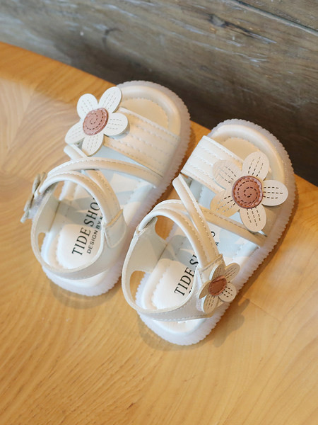 Beebi vabaaja sandaalid 3D-elemendi ja lameda tallaga