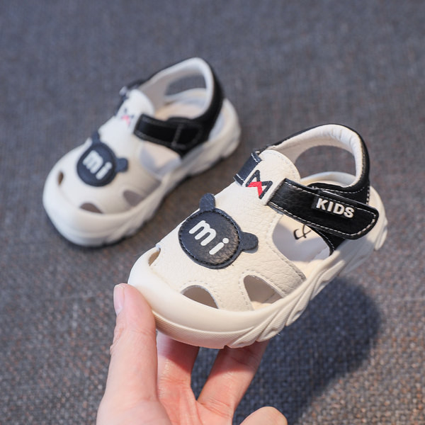 Бебешки сандали с велкро лепенка и 3D елемент