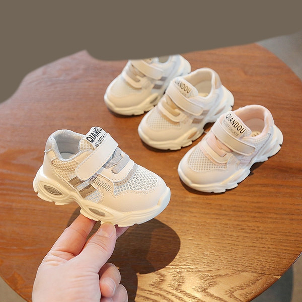 Бебешки обувки с лепенка подходящи за момичета 