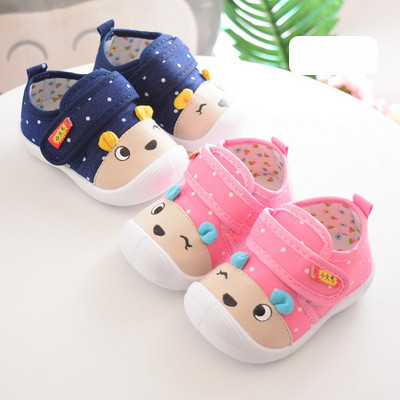 Бебешки обувки с велкро закопчаване и 3D апликации