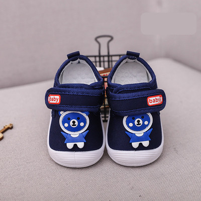 Бебешки обувки с велкро закопчаване и 3D апликации