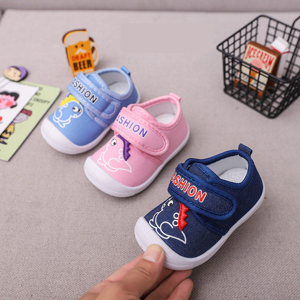 Бебешки обувки с велкро закопчаване и 3D апликации