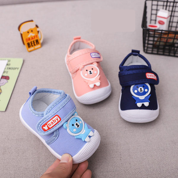 Бебешки обувки с велкро закопчаване и 3D апликации