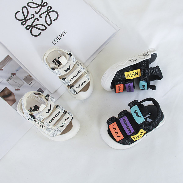 Бебешки сандали с равна подметка и лепенки