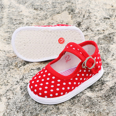 Бебешки обувки с мека подметка и метален елемент