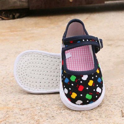 Бебешки обувки с мека подметка и метален елемент