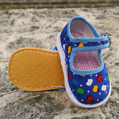 Бебешки обувки с мека подметка и метален елемент