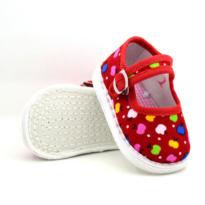 Бебешки обувки с мека подметка и метален елемент