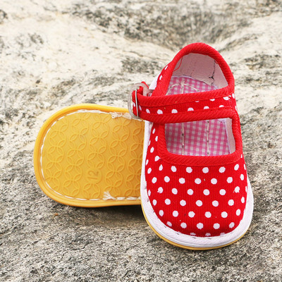 Бебешки обувки с мека подметка и метален елемент