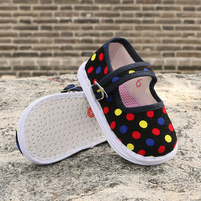 Бебешки обувки с мека подметка и метален елемент