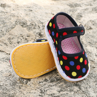 Бебешки обувки с мека подметка и метален елемент