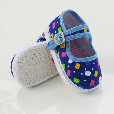 Бебешки обувки с мека подметка и метален елемент