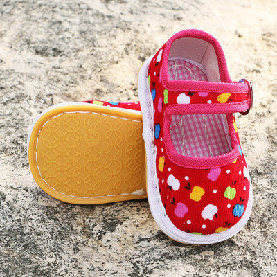 Бебешки обувки с мека подметка и метален елемент