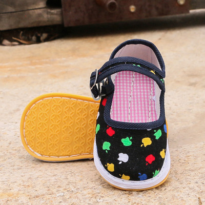 Бебешки обувки с мека подметка и метален елемент