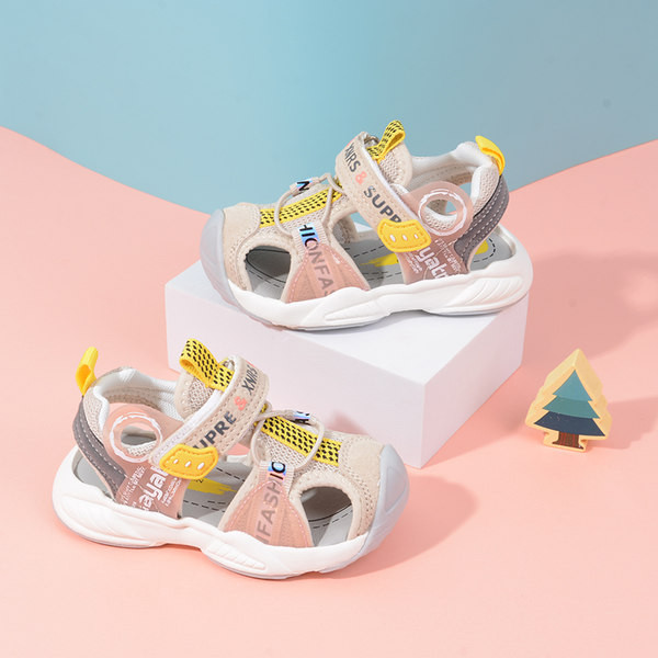 Beebi nahast sandaalid kirjadega