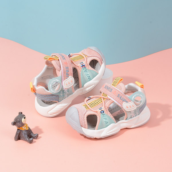 Beebi nahast sandaalid kirjadega