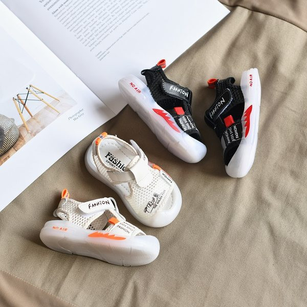 Beebi võrksandaalid takjakinnituse ja pealdisega