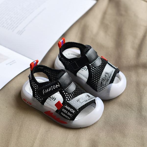 Beebi võrksandaalid takjakinnituse ja pealdisega