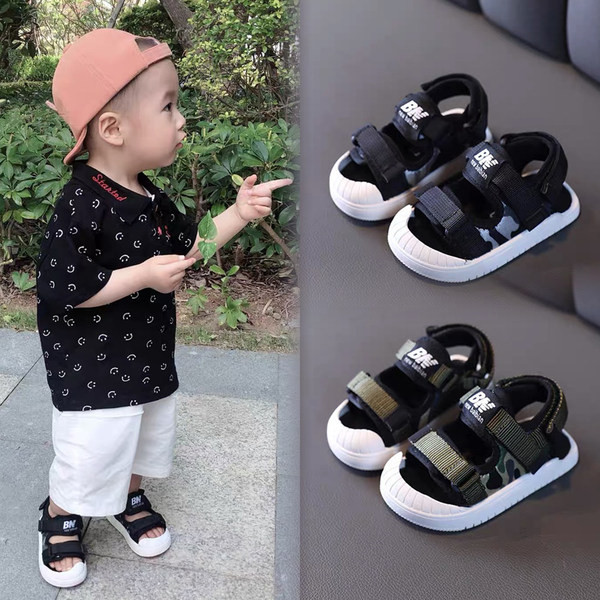 Musta värvi kleebise ja kirjaga laste sandaalid