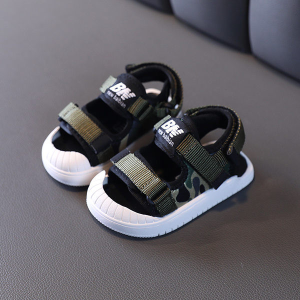 Musta värvi kleebise ja kirjaga laste sandaalid