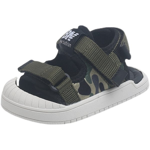 Musta värvi kleebise ja kirjaga laste sandaalid