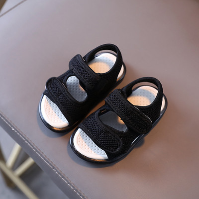 Kleebistega võrgust beebisandaalid