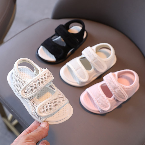 Kleebistega võrgust beebisandaalid