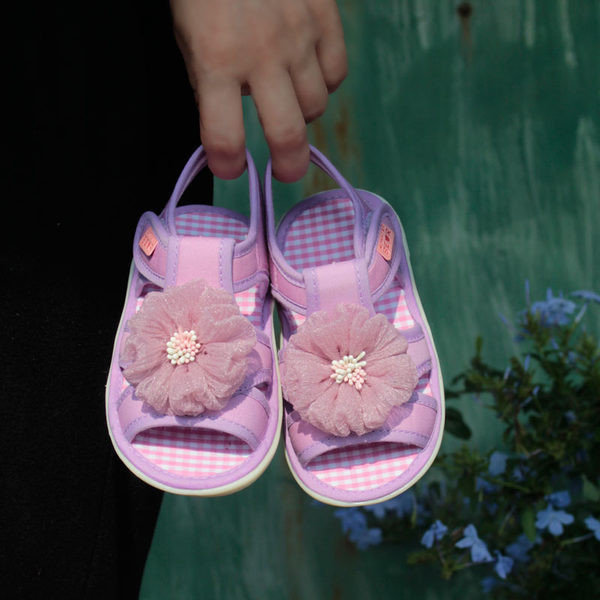 Lilla värvi 3D-elemendiga laste vabaaja sandaalid