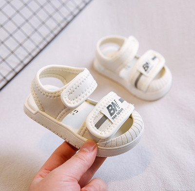 Бебешки сандали с лепенки и равна подметка за момичета
