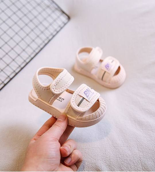 Бебешки сандали с лепенки и равна подметка за момичета