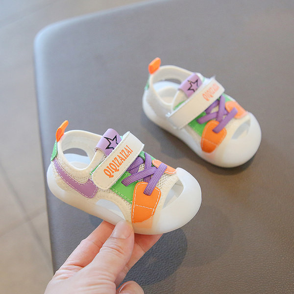 Uus kleebiste ja lipsudega beebisandaalide mudel