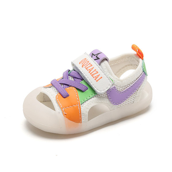 Uus kleebiste ja lipsudega beebisandaalide mudel