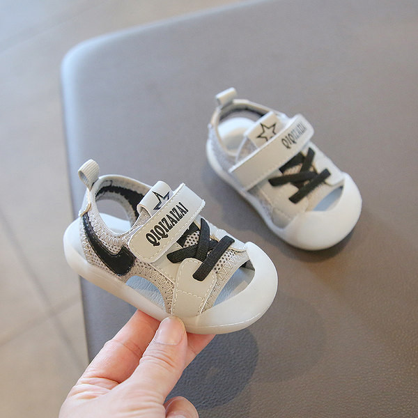 Uus kleebiste ja lipsudega beebisandaalide mudel