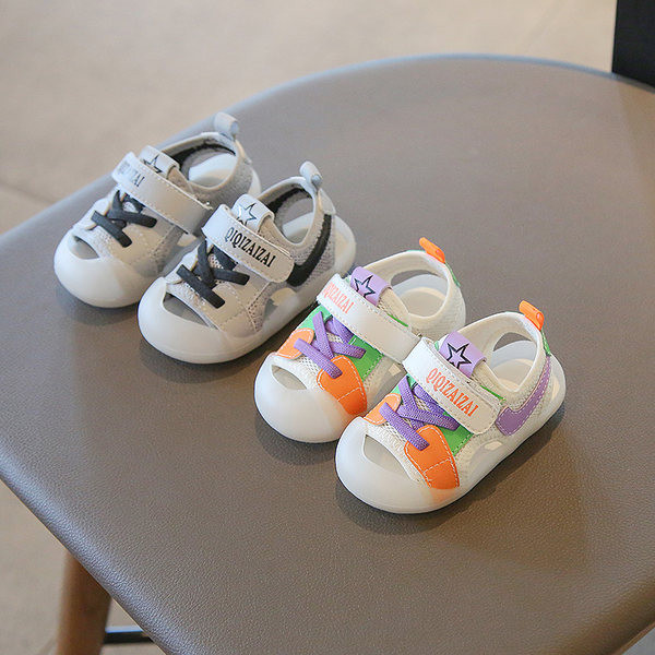 Uus kleebiste ja lipsudega beebisandaalide mudel