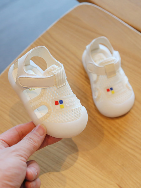 Valge ja roosa kleebiste ja võrguga laste sandaalid