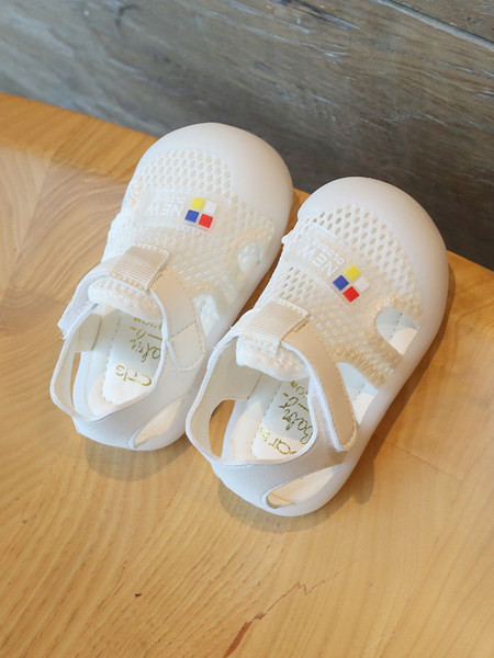 Valge ja roosa kleebiste ja võrguga laste sandaalid