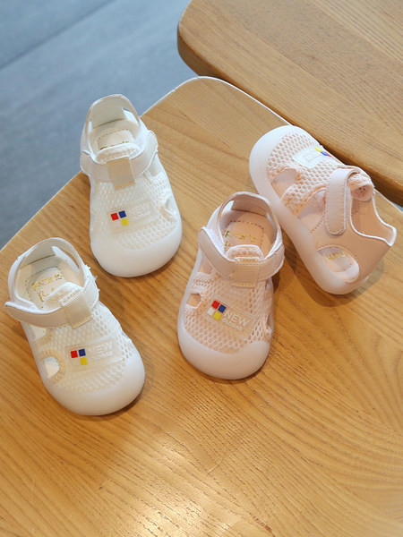 Valge ja roosa kleebiste ja võrguga laste sandaalid