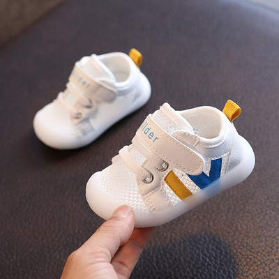 Бебешки обувки с велкро лепенка и връзки-в бял цвят